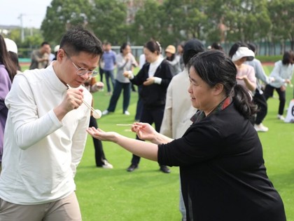 三尺講堂映丹心，一片綠茵賽熱血 ——我校教職工趣味運(yùn)動(dòng)會(huì)成功舉行