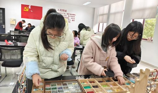 我校舉辦DIY手串扮美活動(dòng) 助力貧困學(xué)生提升自信